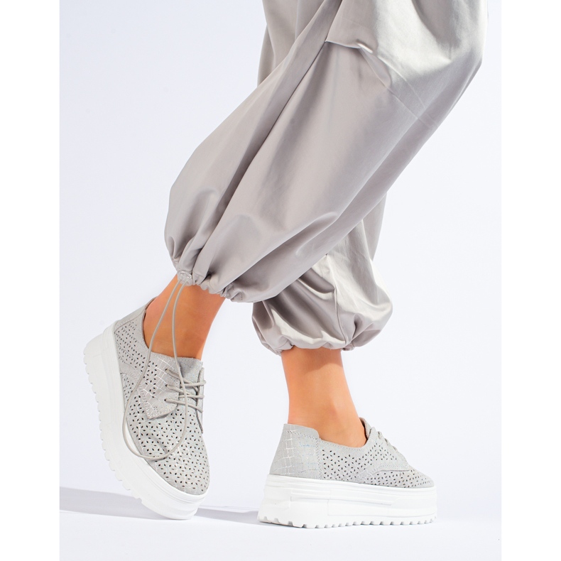 Sneakers traforate in pelle su una piattaforma alta Shelovet argento grigio 1