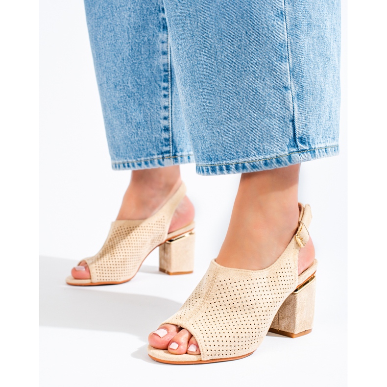 Sandali con tacco alto in camoscio beige di Vinceza 2