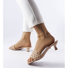 Sandali beige con tacco basso di Burbank 2