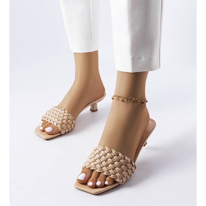 Sandali beige con tacco basso di Burbank 1