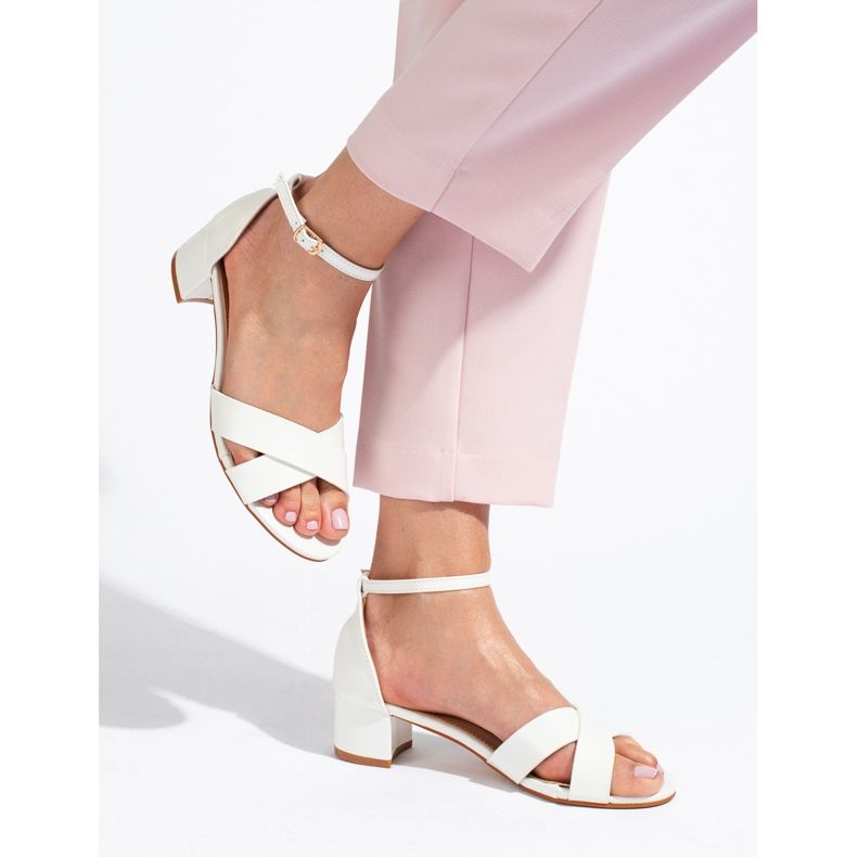 Eleganti sandali bianchi con tacco basso di Shelovet bianco 1