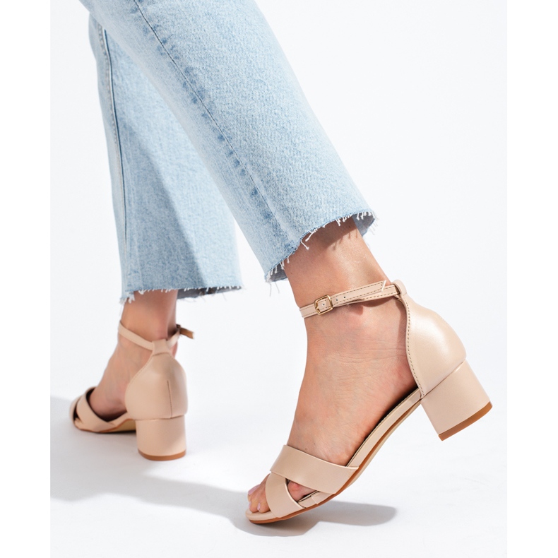 Eleganti sandali beige con tacco basso di Shelovet 1