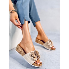 BM Sandali con zeppa con fiori di Peluso Beige 1