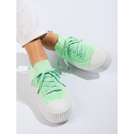 Sneakers con plateau traforato verde chiaro di Shelovet 2