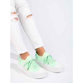 Sneakers con plateau traforato verde chiaro di Shelovet 3