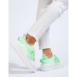 Sneakers con plateau traforato verde chiaro di Shelovet 1