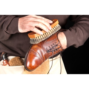 Lucida le scarpe per brillare: una guida passo passo